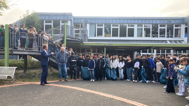 Bürgermeister Steffen Mues (links) eröffnete an der Gesamtschule Auf dem Schießberg in Geisweid die diesjährige „Aktion Saubere Landschaft“. (Foto: Stadt Siegen)