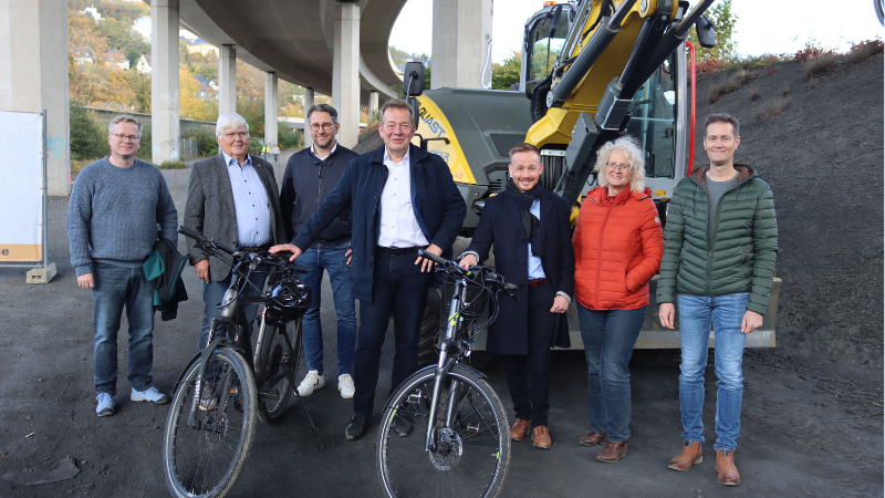 Ratsmitglieder Martin Heilmann und Jürgen Stinner, Stadtbaurat Henrik Schumann, Bürgermeister Steffen Mues, Bauunternehmer Sebastian Quast, 1. stv. Bürgermeisterin Angela Jung und der städtische Fahrradbeauftragte Felix Hammerschmidt (v.l.).