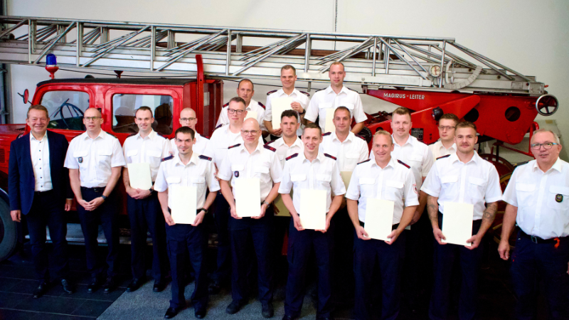 Bürgermeister Steffen Mues (links), Feuerwehrleiter Thomas Jung (2.v.l.) und sein Stellvertreter Jochen Göbel (rechts) gratulierten den neuen Oberbrandmeistern zur Beförderung (Foto: Stadt Siegen)