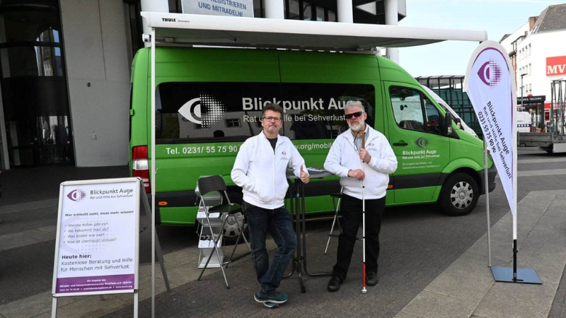 Das Beratungsteam Uwe Klapp (l.) und Johannes Willenberg vor der mobilen Beratungsstelle. (Foto: K. Kribus, Blinden- und Sehbehindertenverein Westfalen e.V.) 