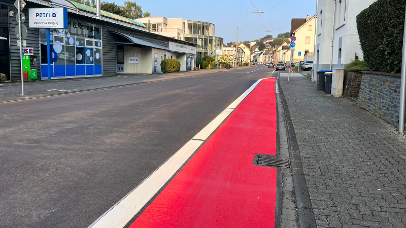 Erstrahlt mit frischem Asphalt: Das Teilstück der Birlenbacher Straße zwischen Geisweid und Langenholdinghausen. (Foto: Stadt Siegen)