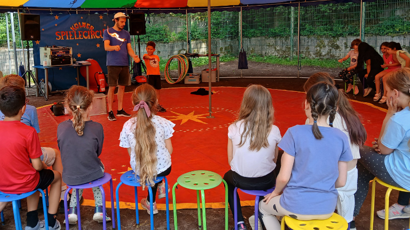 Bei der kleinen Feuerprobe von „Zirkus bewegt“ konnten die Kinder ihren Mut beweisen. (Foto: Stadt Siegen)