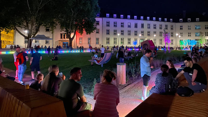 Der neue Bürgerpark Herrengarten wurde anlässlich des Siegener Stadtfest in den Abendstunden bunt illuminiert. (Foto: Stadt Siegen)