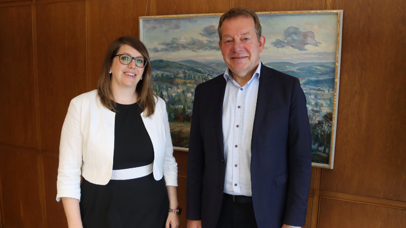 Neu im Amt, aber schon länger im Rathaus Siegen "zuhause": Julia Pfeifer leitet künftig das Büro von Bürgermeister Steffen Mues und steht ihm als Persönliche Referentin zur Seite. (Foto: Stadt Siegen)