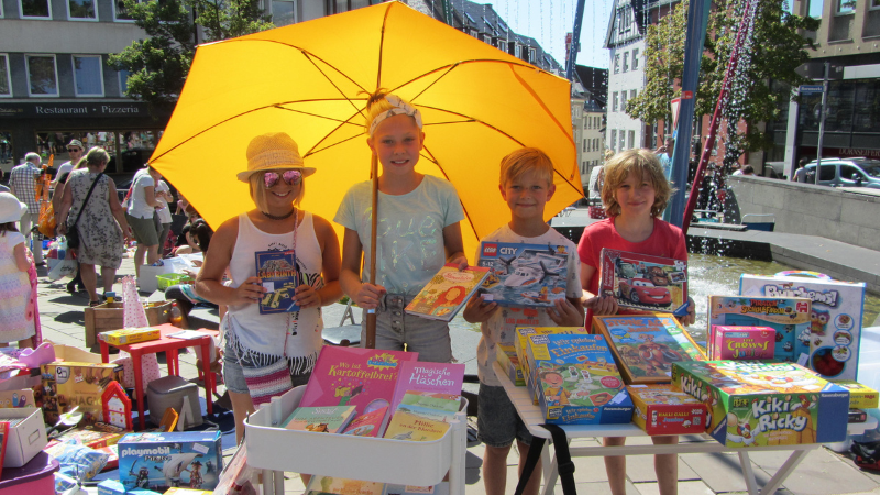 Hier wird fleißig verkauft, gekauft und getauscht: Junge Kaufleute beim Kinderflohmarkt 2019 (Foto: Stadt Siegen)