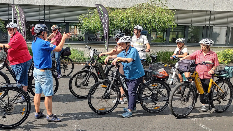 Über 30 Seniorinnen und Senioren lernten den sicheren Umgang mit dem E-Bike. (Foto: Stadt Siegen)