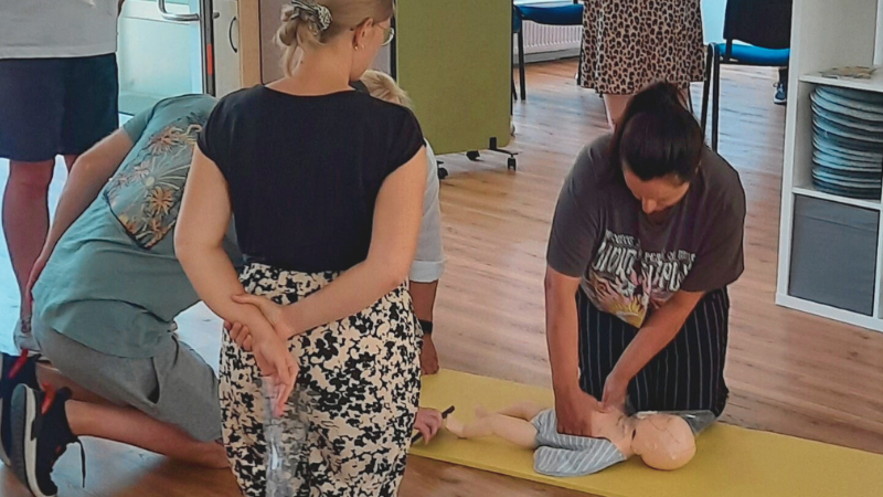 Üben für den Notfall: Reanimation an der Baby- und Juniorpuppe. (Foto: Stadt Siegen)