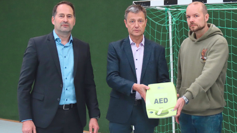 Freuen sich über den neuen Defibrillator: (v.l.) Stadtrat Arne Fries, Peter Imhäuser, Kommunalmanager beim Unternehmen Westenergie und Matthias Peters. (Foto: Stadt Siegen)