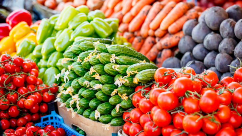 Symbolbild: Gemüseangebot auf einen Marktstand, Foto: canva.com/ ewastudio 