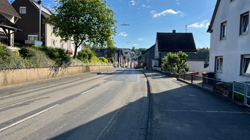 Ab 1. Juli wird ein Teilstück der Birlenbacher Straße zwischen Geisweid und Langenholdinghausen von Grund auf saniert. Die Arbeiten finden in den Sommerferien statt. (Foto: Stadt Siegen)