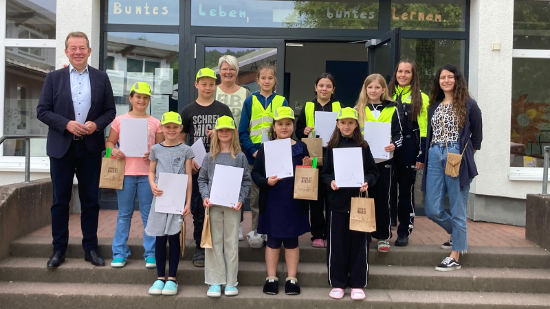 An der Birlenbacher Schule wurden jetzt insgesamt neun Schülerinnen und Schüler für ihren Einsatz als Schülerlotsinnen und -lotsen geehrt. (Foto: Stadt Siegen)