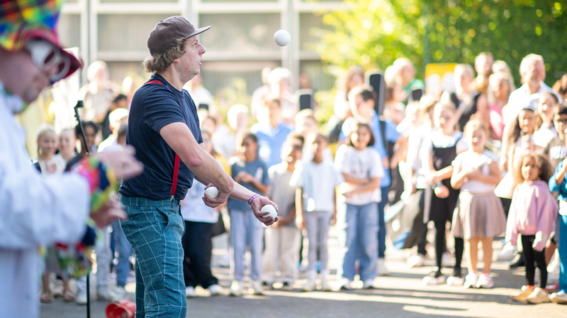 Teil des Bühnenprogramms beim interkulturellen Familienfest im Kloawender Garten in Geisweid war eine Feuer- und Jonglage-Show von Frank Neuser. (Foto: Stadt Siegen)