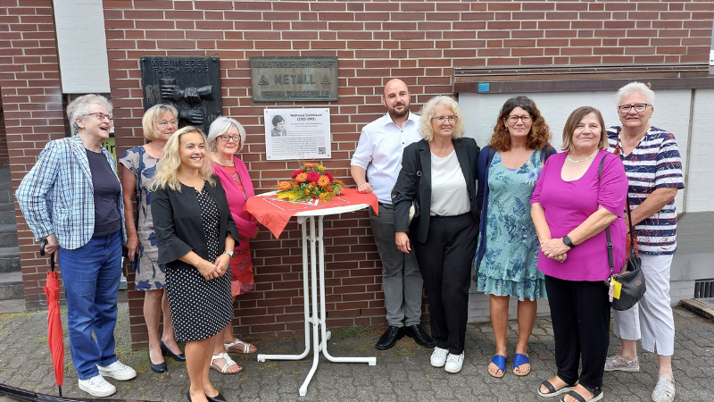 (v.l.): Traute Fries, Birgit Eberlein, Luiza Licina-Bode (MdB), Eva-Marie Bialowons-Sting (Vorsitzende Kulturausschuss), Peter Richter (IG Metall), Angela Jung, Helga Dellori, Antje Nickel und Angelika Flohren. (Foto: Stadt Siegen)