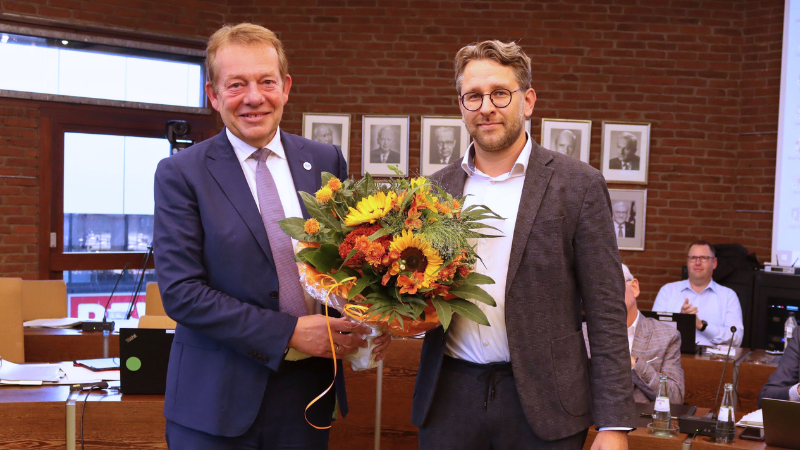 Bürgermeister Steffen Mues gratulierte Henrik Schumann zur Wiederwahl als Stadtbaurat. (Foto: Stadt Siegen)