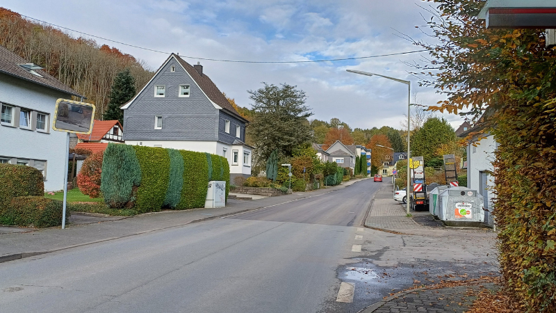 Die Untere Dorfstraße in Bürbach ist seit Montag, 28. Oktober 2024, wieder für den Verkehr freigegeben. (Foto: Stadt Siegen)