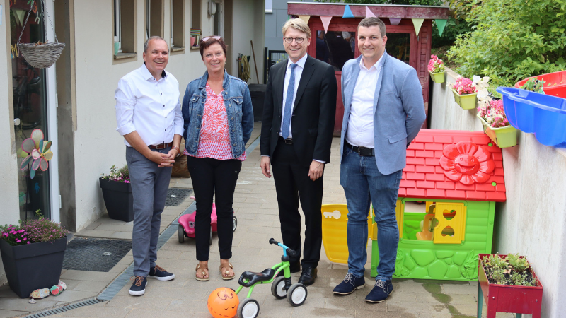 Sozialdezernent Andree Schmidt, Susanne Wüst-Dahlhausen, Leiterin des städtischen Familienbüros, Dr. Martin Horchler, Vorstand des DRK-Kreisverbandes, Nils-Lennart Zinßer, stv. Abteilungsleiter und Fachberater Kindertagesstätten (Foto: Stadt Siegen)