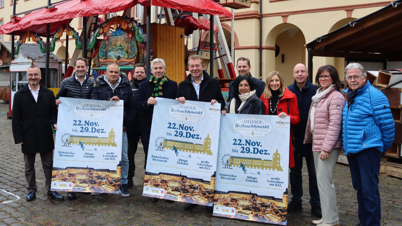 Die Organisatoren und Sponsoren des Siegener Weihnachtsmarktes stellten jetzt gemeinsam mit Bürgermeister Steffen Mues das aktuelle Programm vor. (Foto: Stadt Siegen)