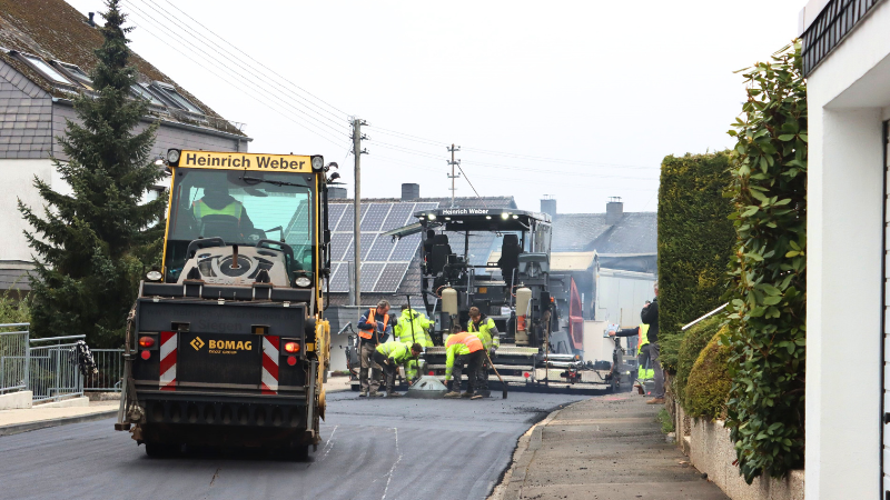 Die Bauarbeiten sind im vollen Gange: Der erste Abschnitt der Schultestraße wird neu asphaltiert. (Foto: Stadt Siegen)