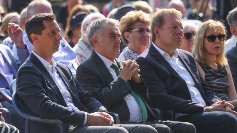 Während des ökumenischen Gottesdienstes am Unteren Schloss (v.l., vorne): Landrat Andreas Müller, Nordrhein-Westfalens Innenminister Herbert Reul und Bürgermeister Steffen Mues. (Foto: Stadt Siegen)